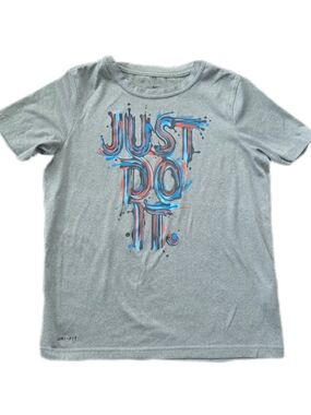 🍓 Nike Boys' Gray 'Just Do It' Graphic Dri-FIT Tee
